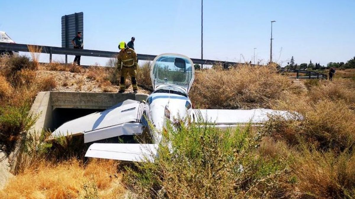 Dos heridos leves tras estrellarse una avioneta en Mutxamel