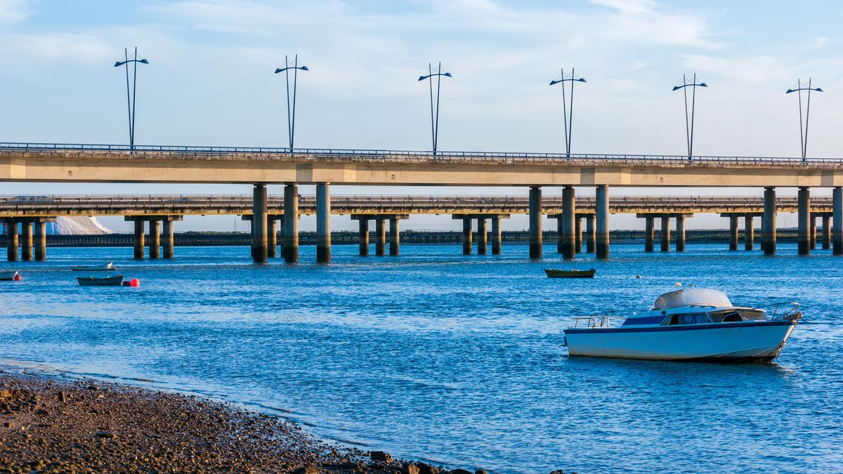 El cadáver de un hombre en descomposición ha sido hallado en las proximidades del puente del río Odiel en Huelva