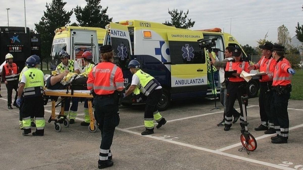Ertzaintza y servicios de emergencias atienden a una víctima en un accidente en carretera