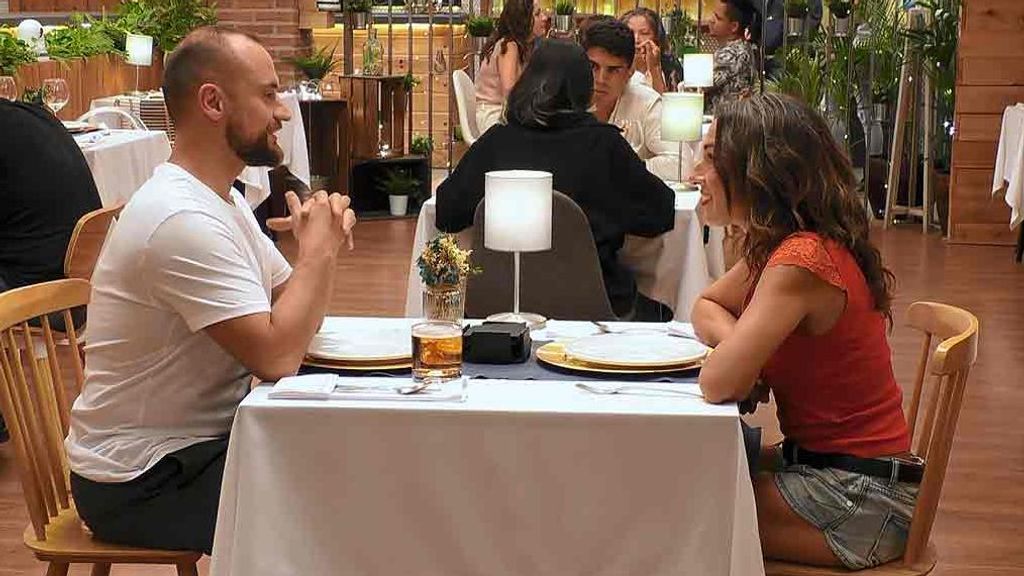 Eva y Ángel durante su cita en 'First Dates'