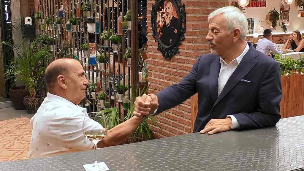 Jesús junto a Carlos Sobera en 'First Dates'