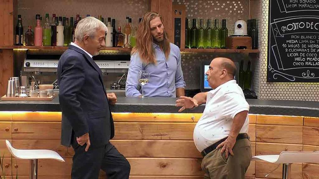 Jesús junto a Carlos Sobera en 'First Dates'