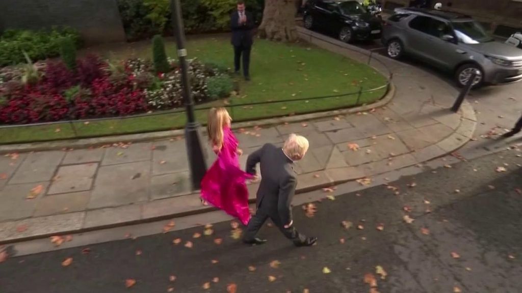 Los detalles del adiós de Boris Johnson: se fue con un frase de dibujos y casi choca con su novia con una farola