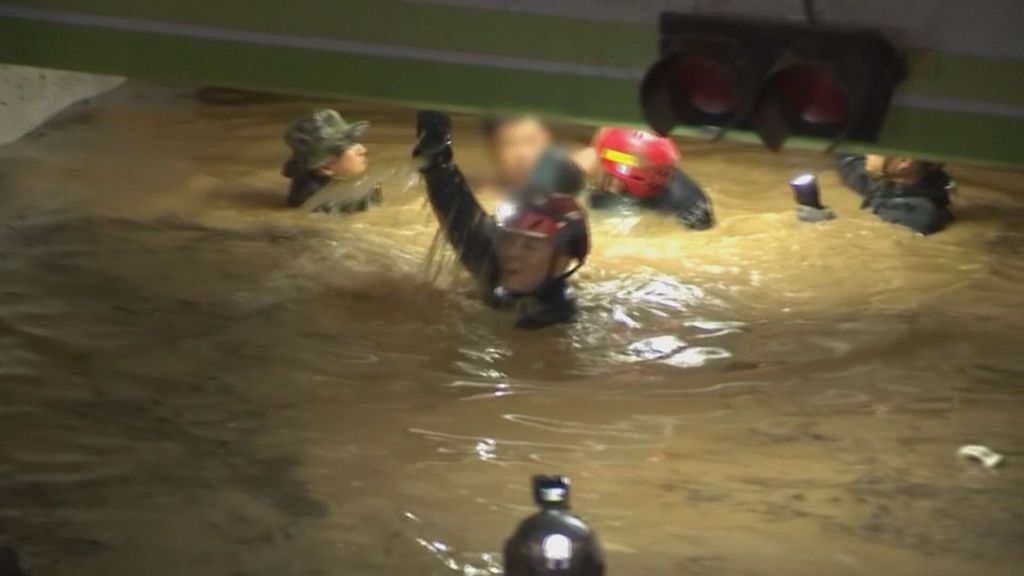 Momentos agónicos en un aparcamiento inundado en Corea del Sur: siete muertos por el tifón Hinnamor (Septiembre 2022)