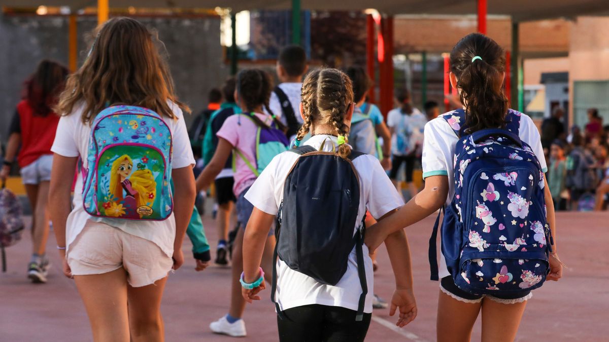Tres alumnas acceden a su centro escolar Tres alumnas acceden a su centro escolar