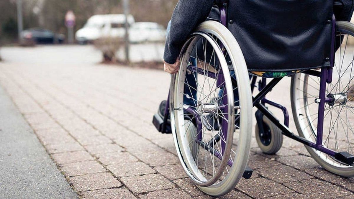 Un anciano se desplaza en silla de ruedas