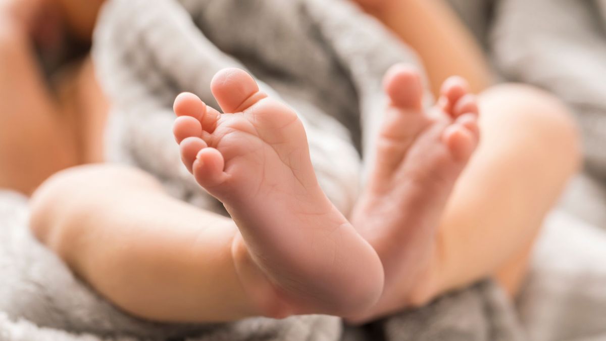Un bebé de un año murió deshidratado tras el fallecimiento de su madre por una sobredosis en Reino Unido