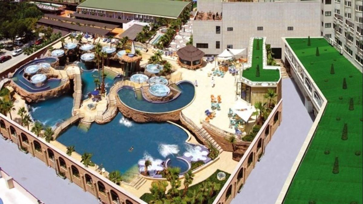 Un niño de ocho años, en la UCI tras quedarse atrapada su mano en la rejilla de una piscina de Marina D´Or Un niño de ocho años, en la UCI tras quedarse atrapada su mano en la rejilla de una piscina de Marina D´Or