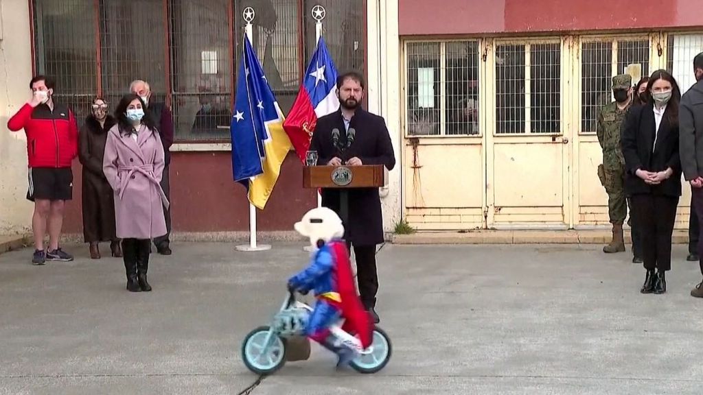 Un pequeño Superman en bicicleta roba todo el protagonismo al presidente de Chile