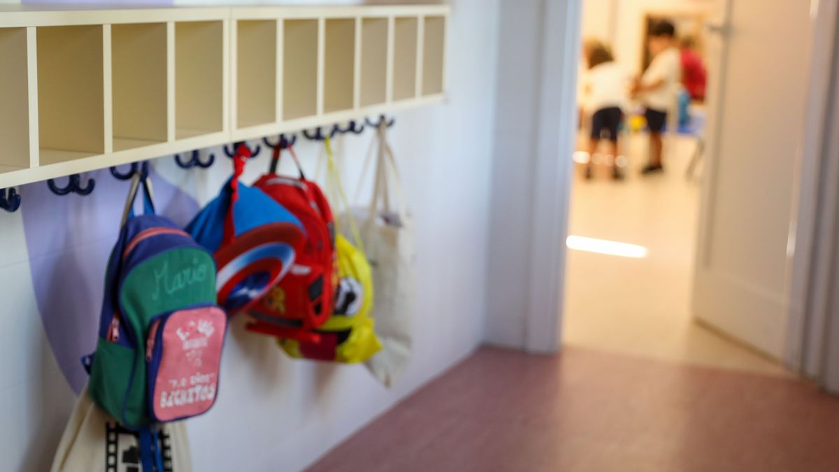 Varias mochilas en un centro educativo Varias mochilas en un centro educativo