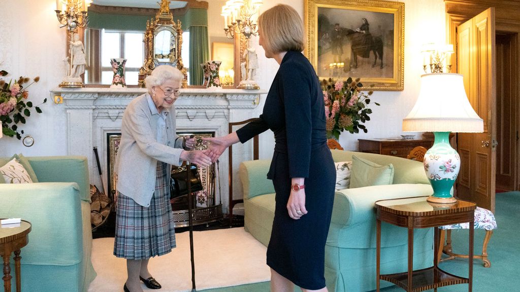 La reina saluda a la nueva primera ministra. 