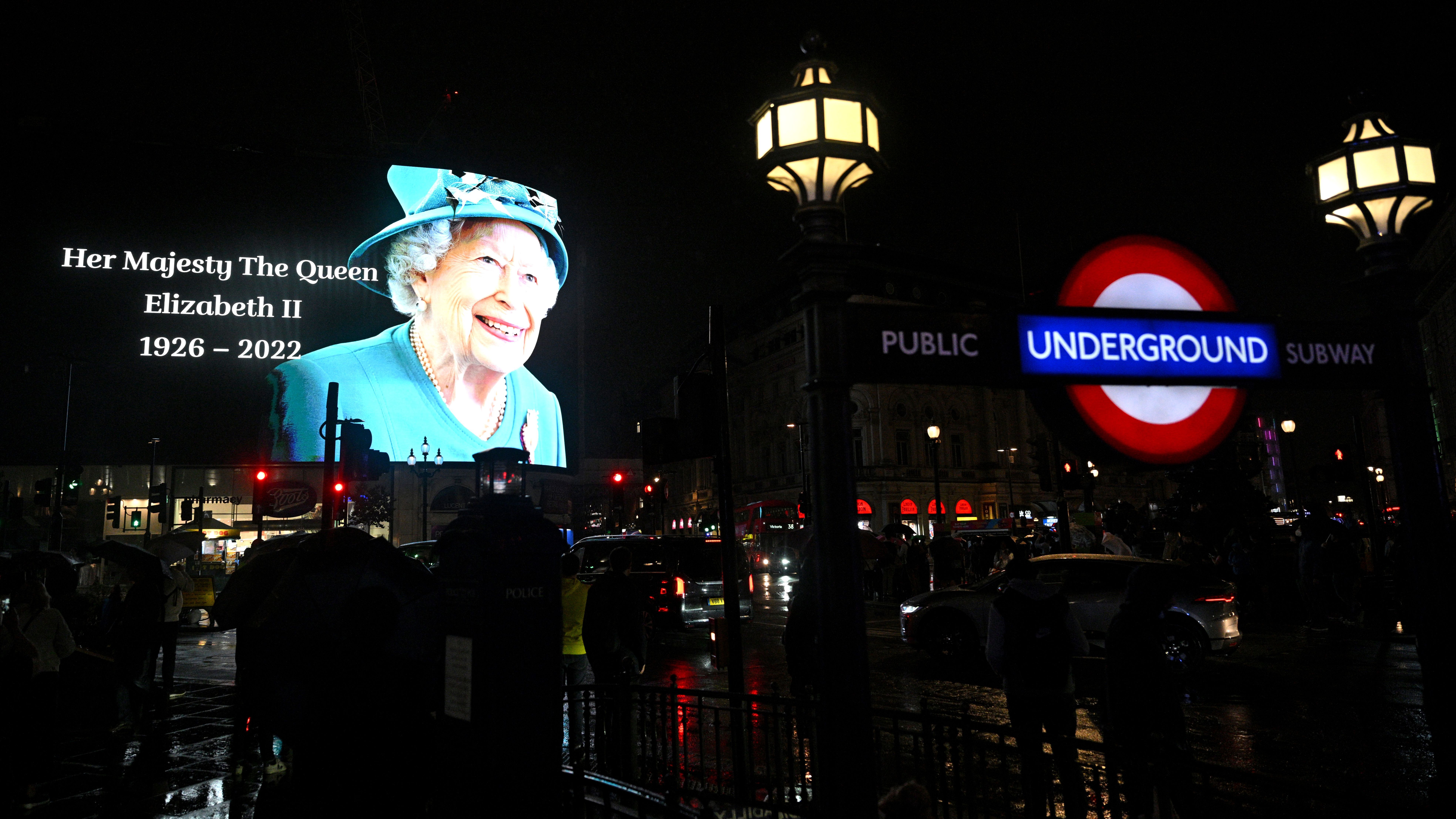 EN IMÁGENES | Dolor y luto en el Palacio de Buckingham por la reina Isabel II