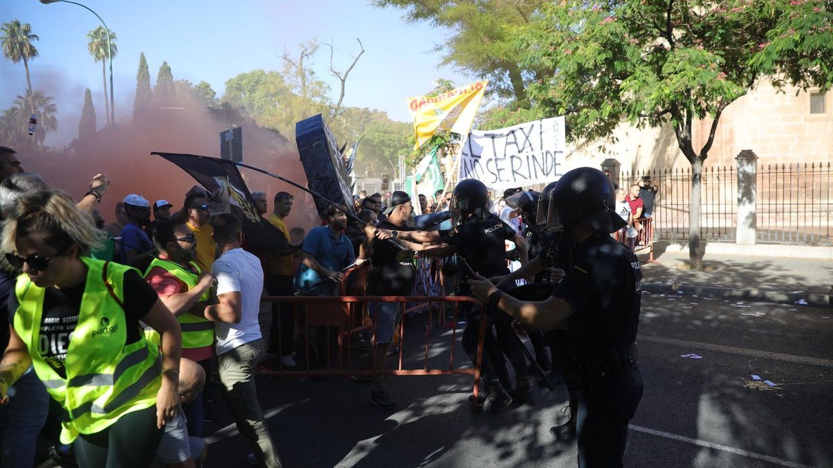 Carga policial contra los taxistas en Sevilla Carga policial contra los taxistas en Sevilla