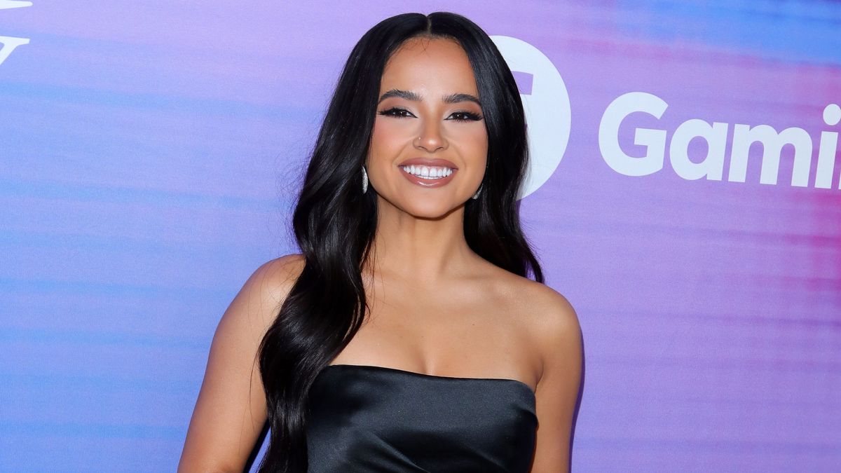 Cómo cambia Becky G sin maquillaje.