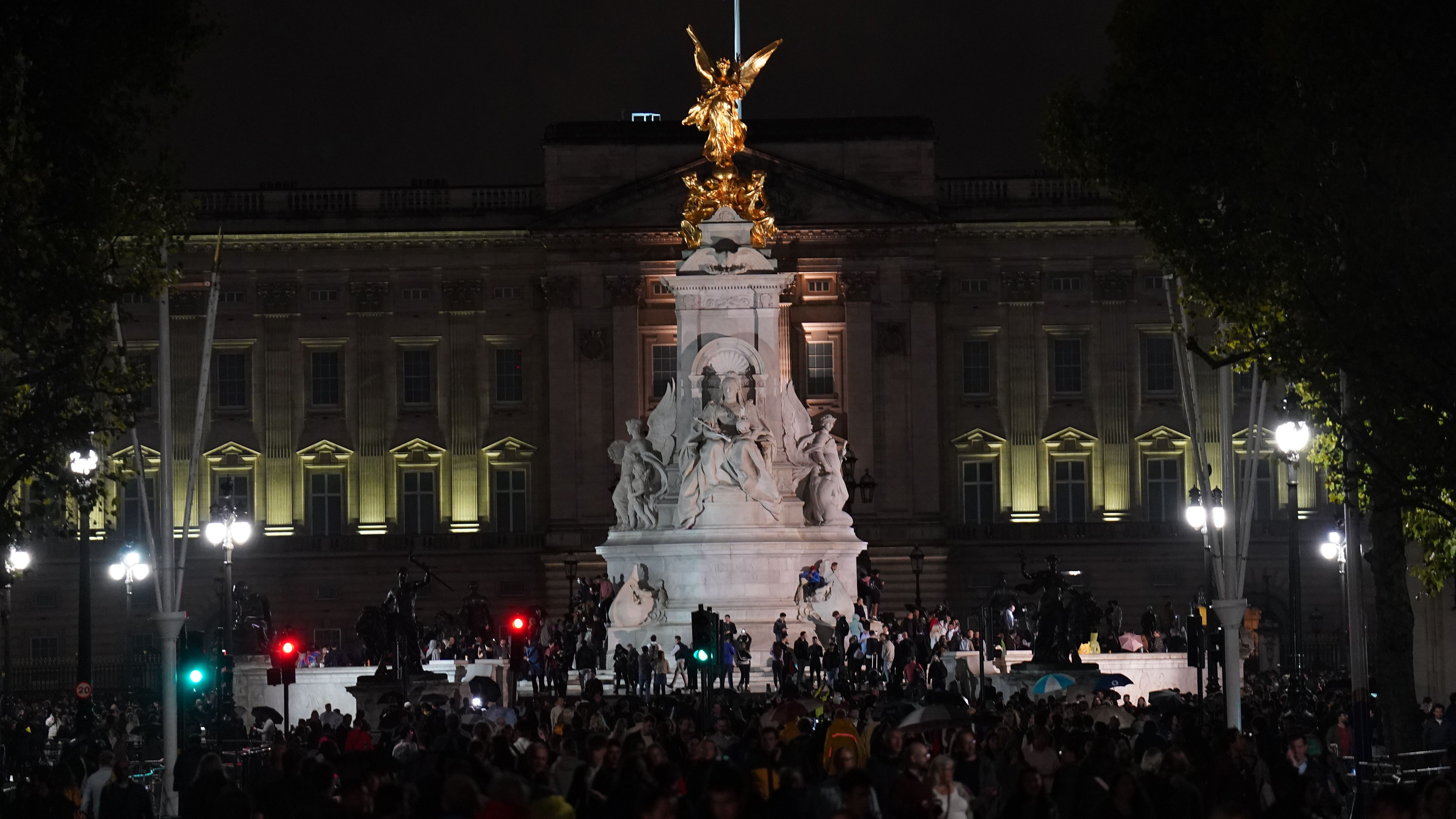 Concentración en el Palacio de Buckingham por la muerte de la reina