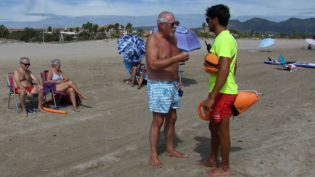 Eduardo junto a uno de los socorristas de la playa del Pinar