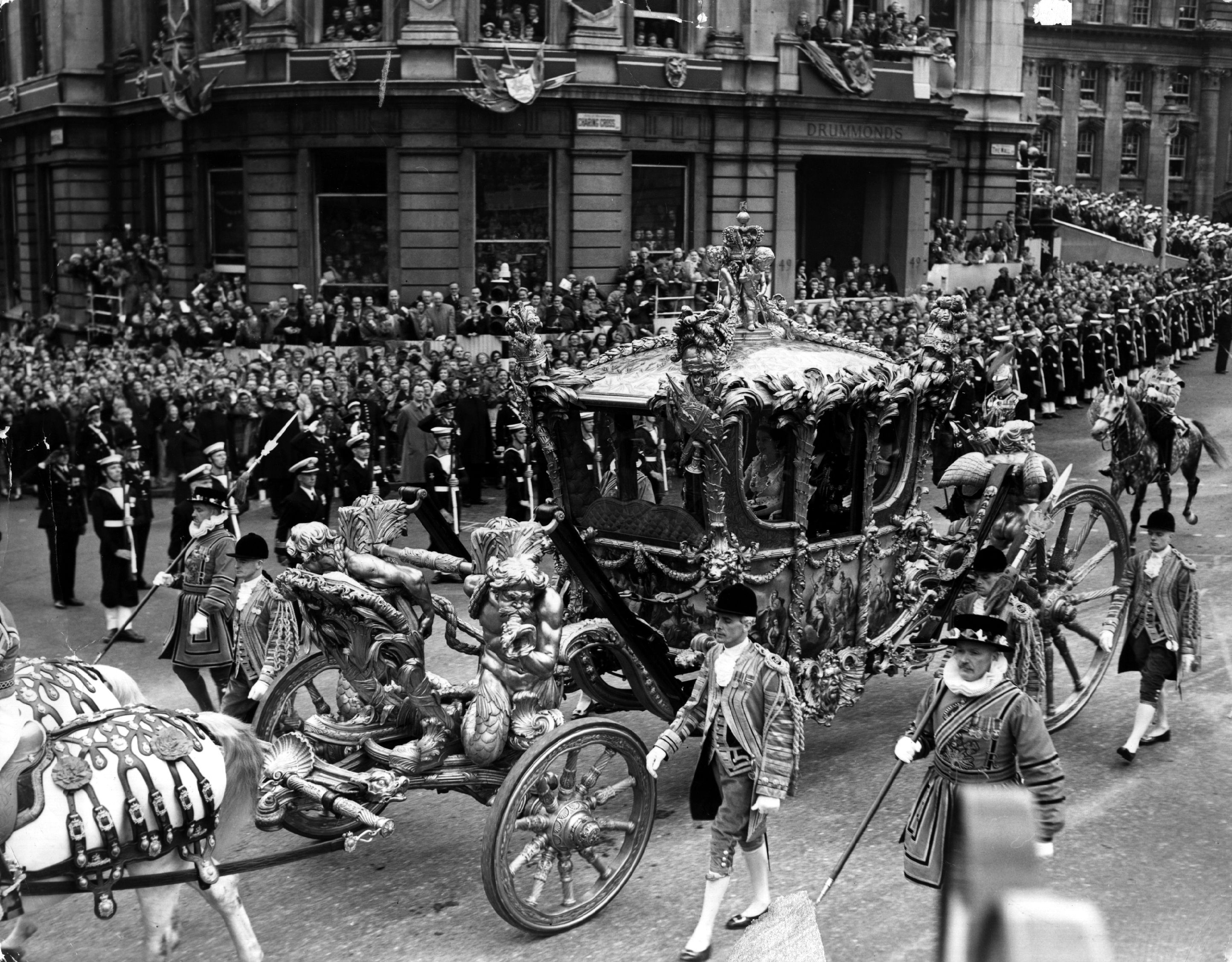 El reinado de Isabel II, en imágenes