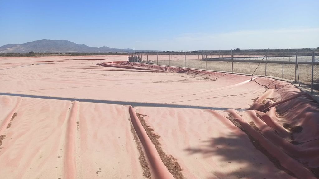 Embalse tapado con una lona