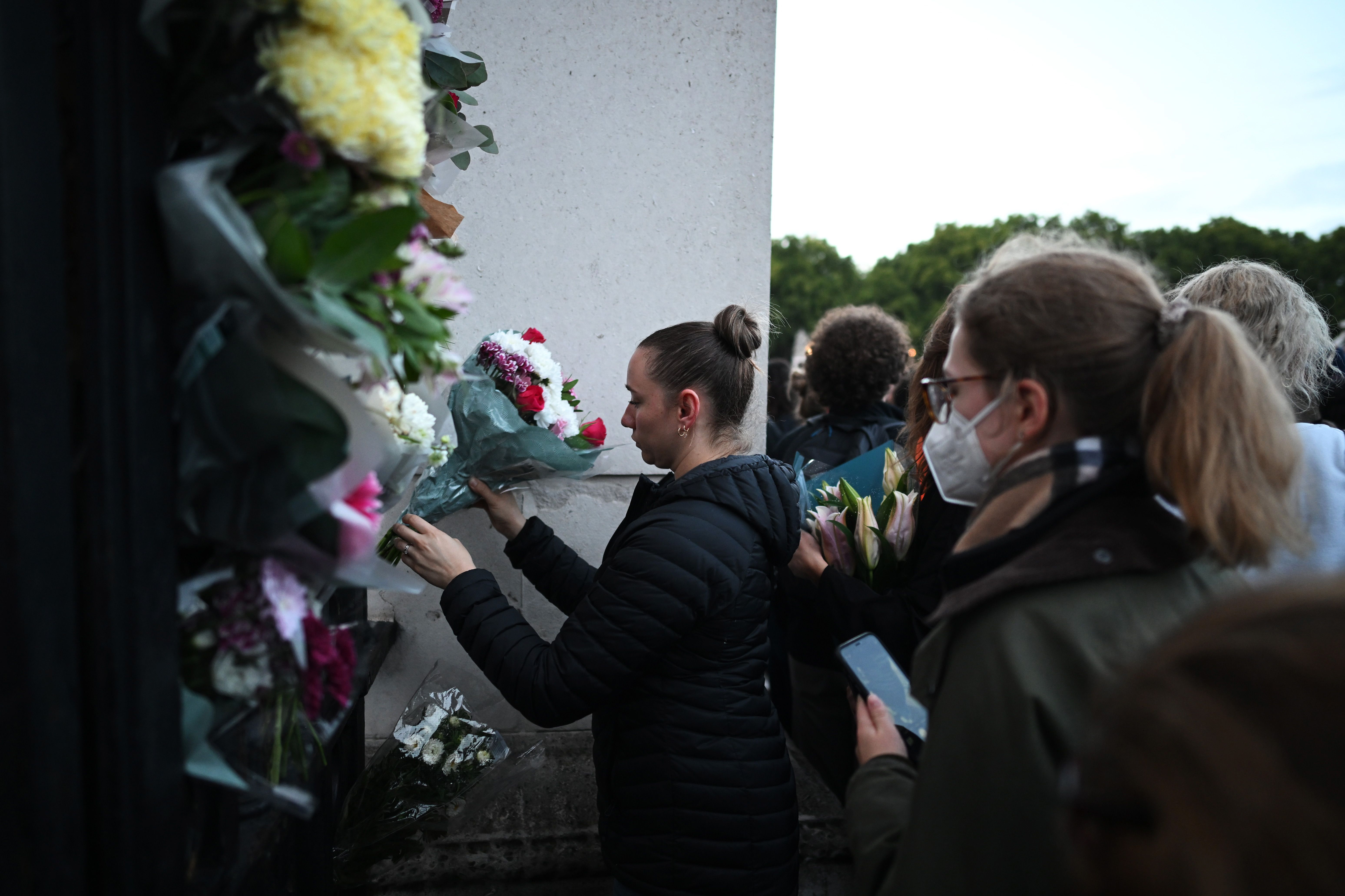 EN IMÁGENES | Dolor y luto en el Palacio de Buckingham por la reina Isabel II