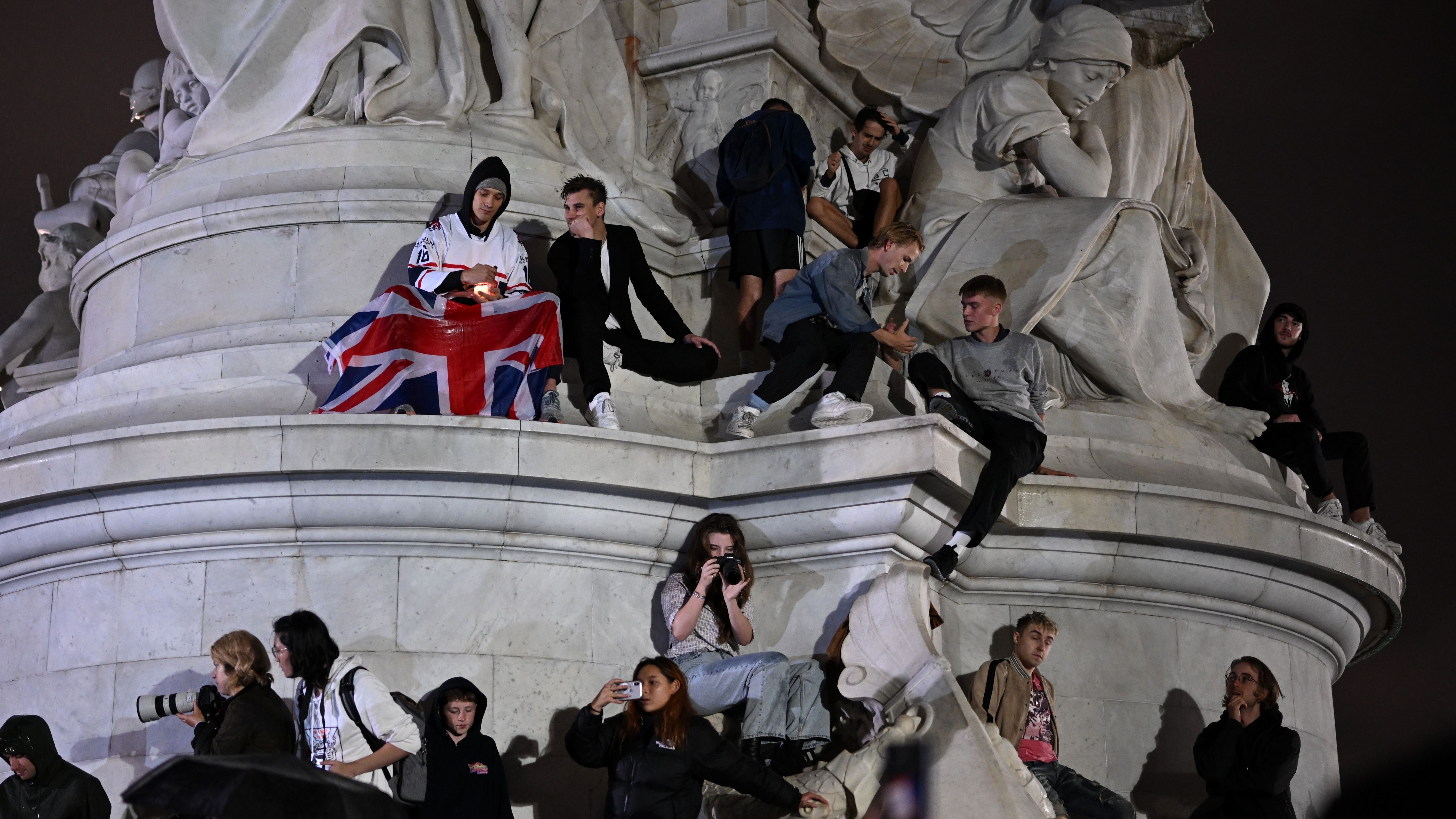 EN IMÁGENES | Dolor y luto en el Palacio de Buckingham por la reina Isabel II
