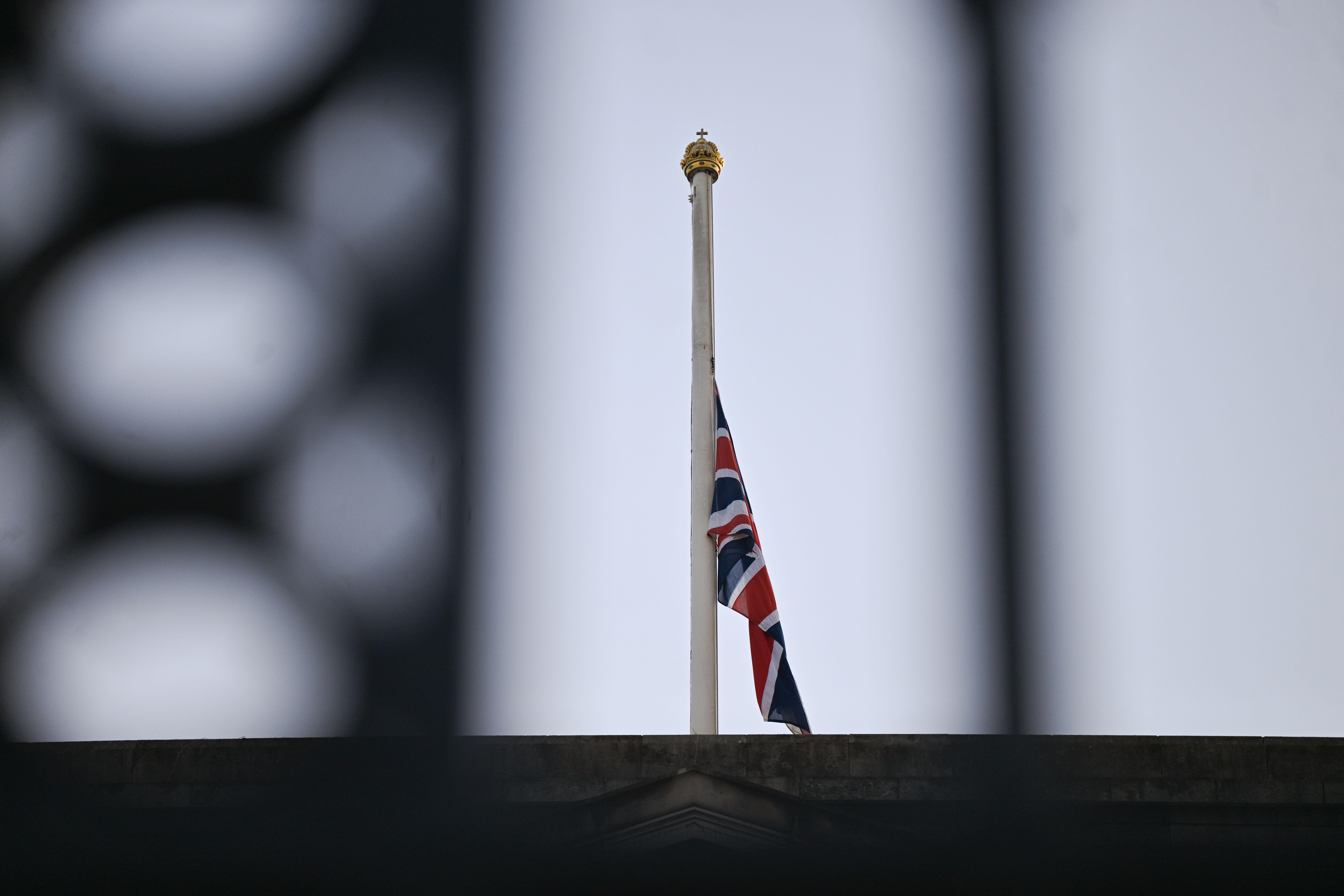 EN IMÁGENES | Dolor y luto en el Palacio de Buckingham por la reina Isabel II