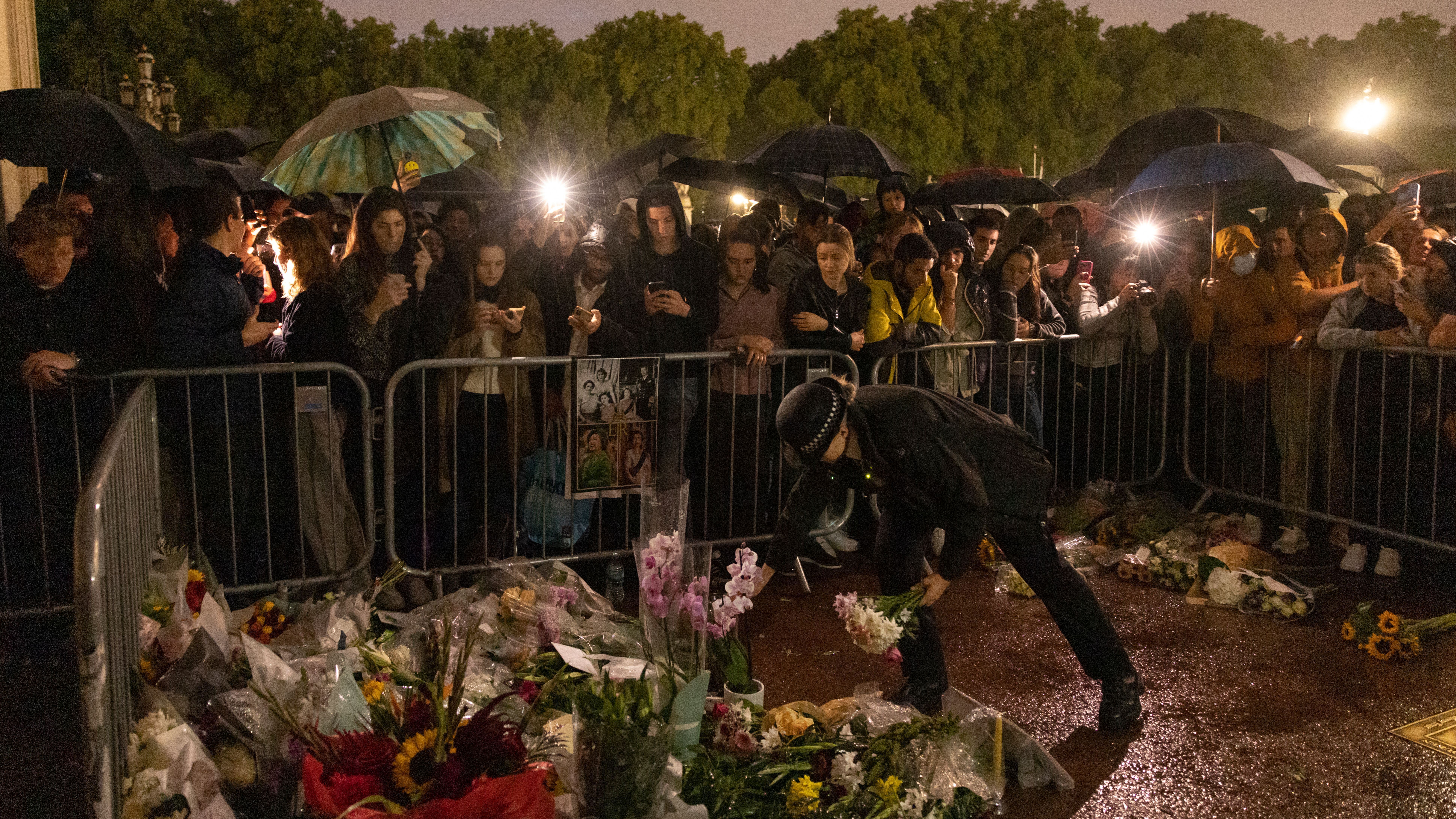 EN IMÁGENES | Dolor y luto en el Palacio de Buckingham por la reina Isabel II