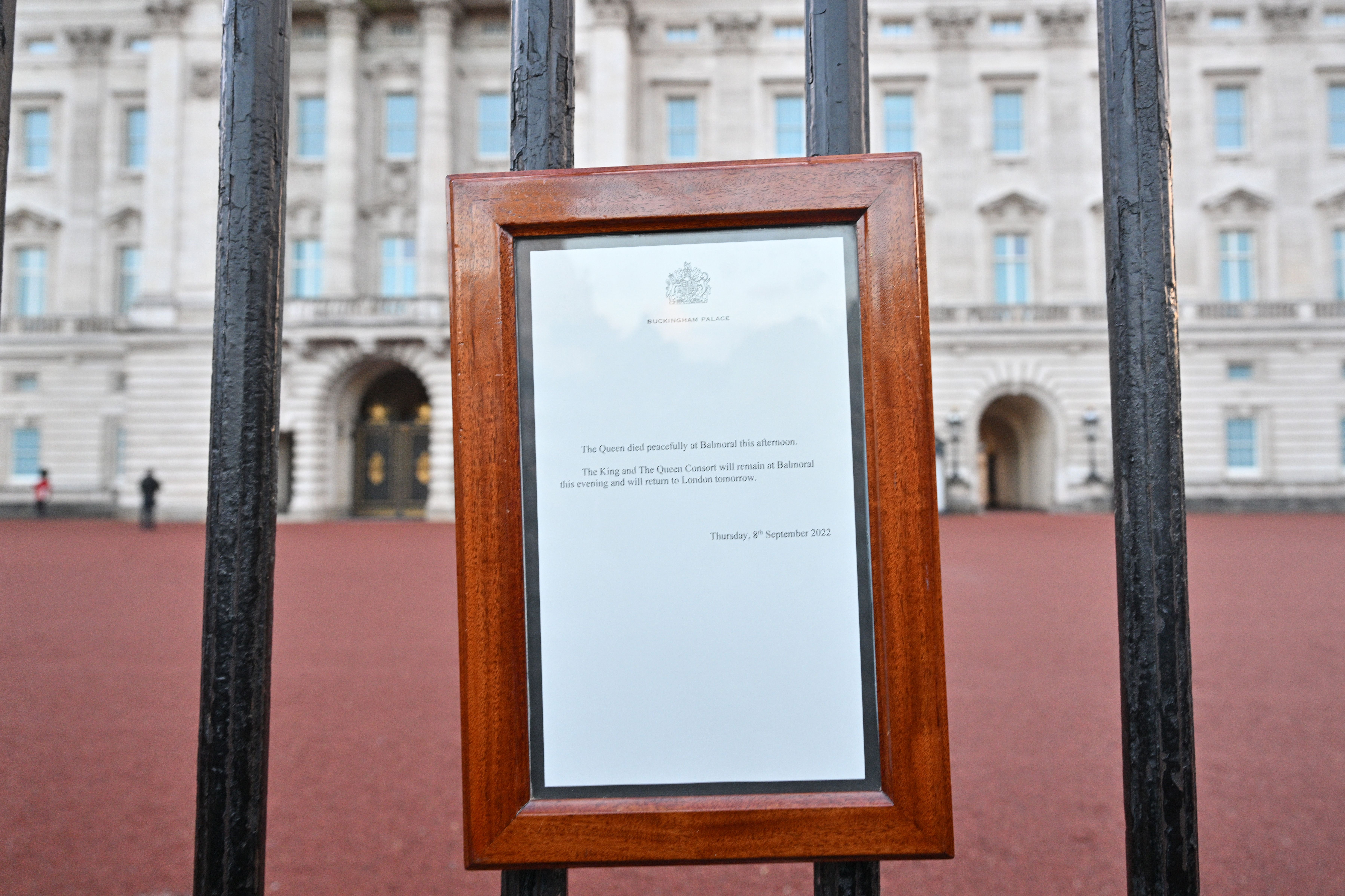 EN IMÁGENES | Dolor y luto en el Palacio de Buckingham por la reina Isabel II