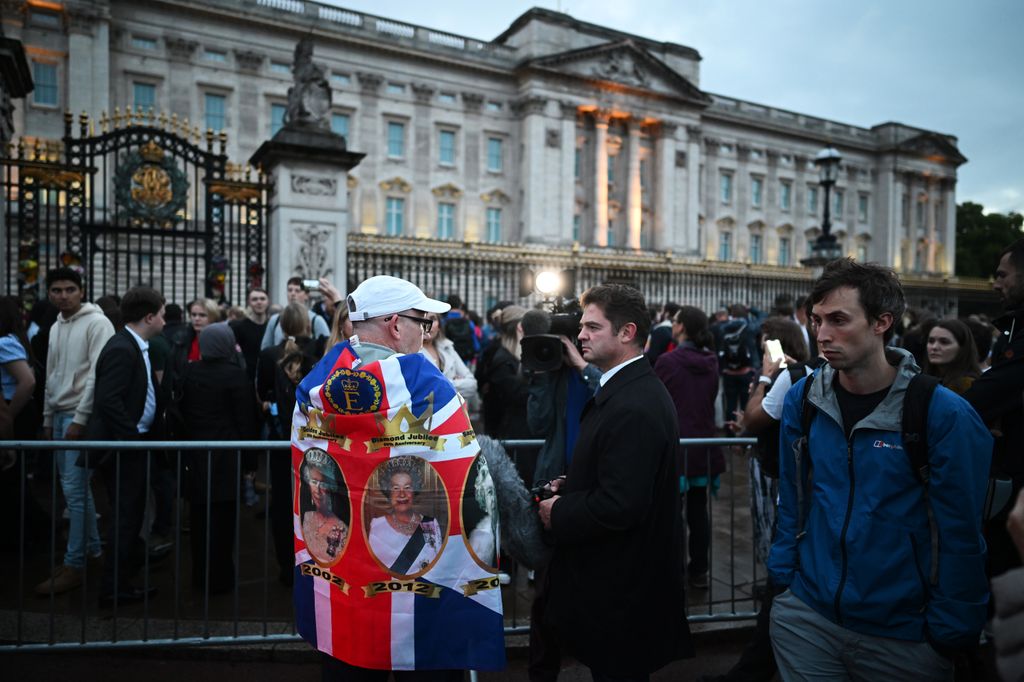 EN IMÁGENES | Dolor y luto en el Palacio de Buckingham por la reina Isabel II