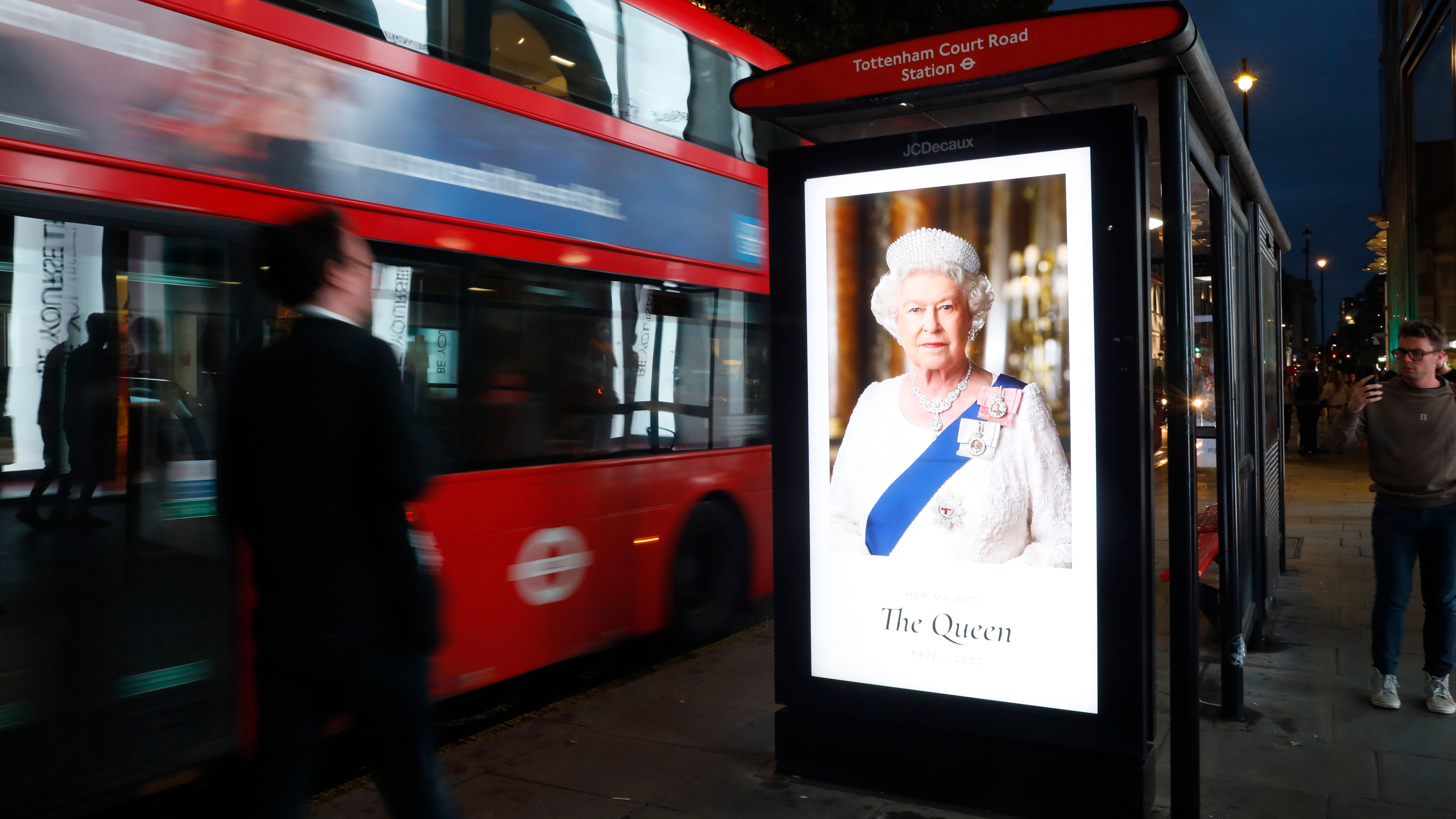 EN IMÁGENES | Dolor y luto en el Palacio de Buckingham por la reina Isabel II