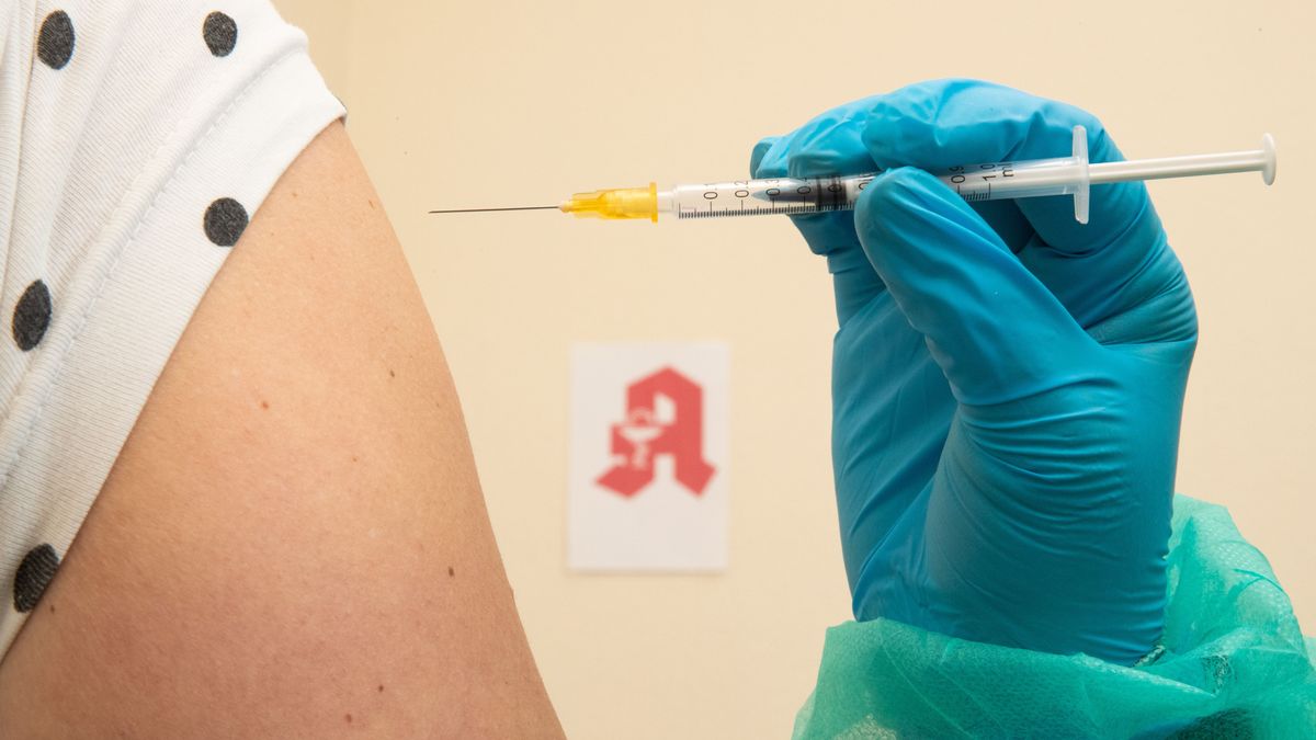 EuropaPress 4665550 filed 08 february 2022 lower saxony bad essen pharmacist vaccinates person (1) EuropaPress 4665550 filed 08 february 2022 lower saxony bad essen pharmacist vaccinates person (1)
