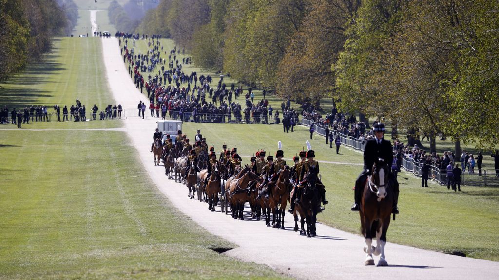 Guardia de honor acompaña al duque de Edimburgo, marido de Isabel II