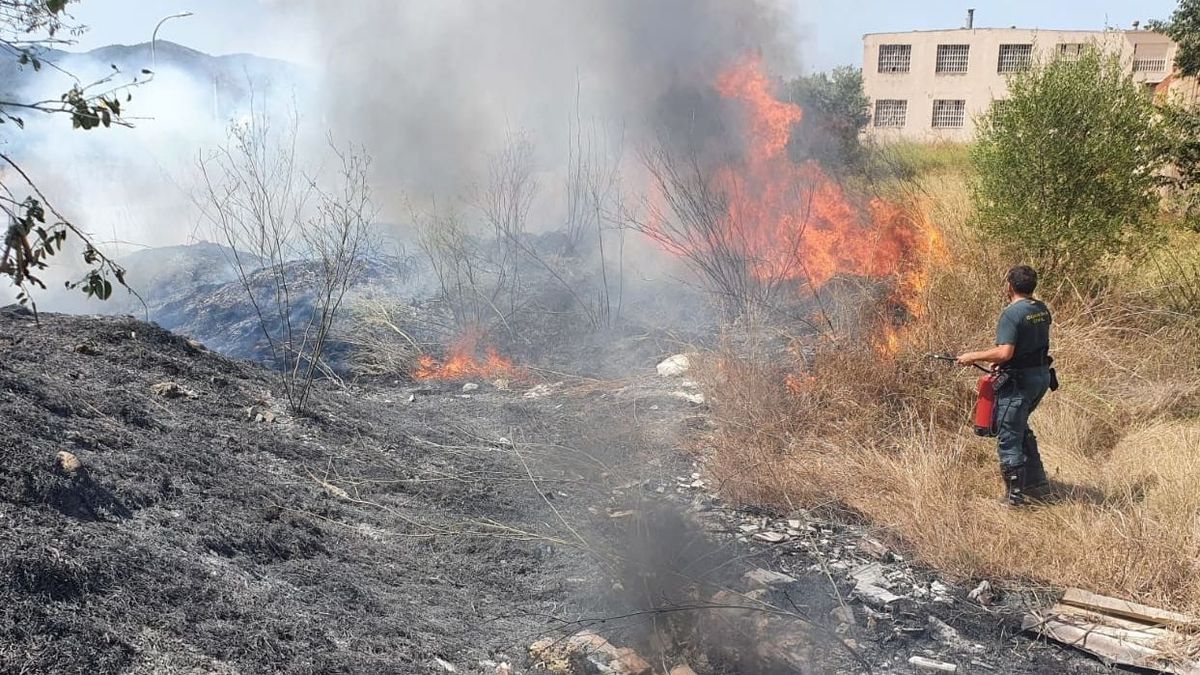 Guarida Civil sofocando un incendio en Canals (Valencia) Guarida Civil sofocando un incendio en Canals (Valencia)
