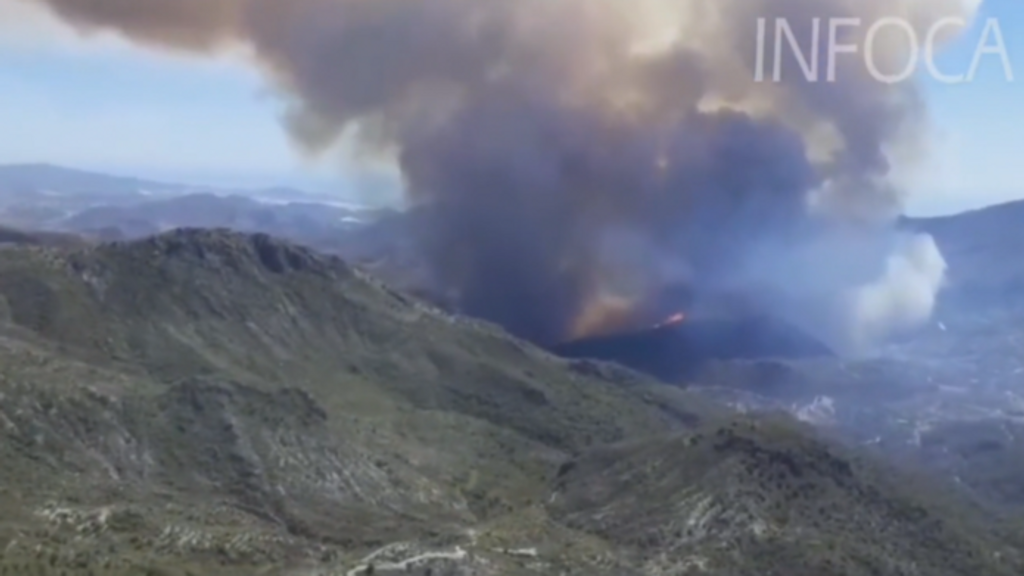 Un incendio en Los Guájares deja una impresionante columna de humo visible a kilómetros