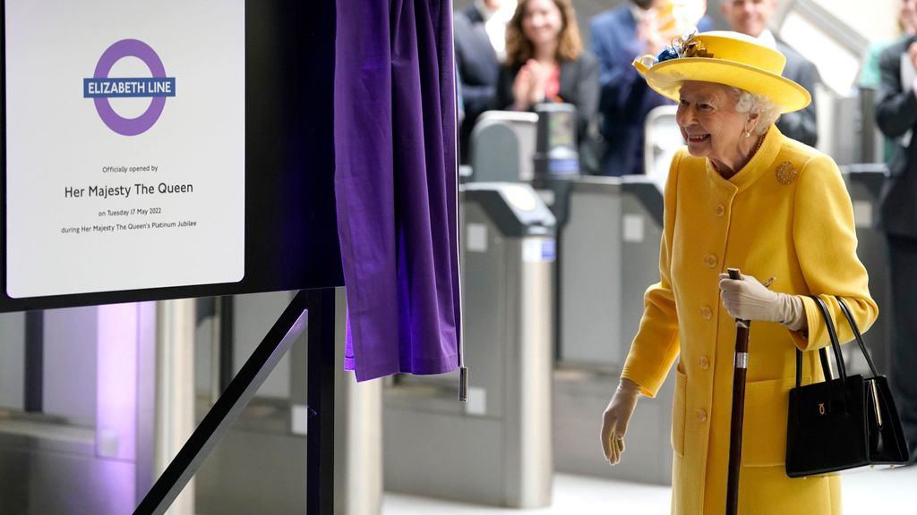 Isabel II y su inconfundible estilo isabelino