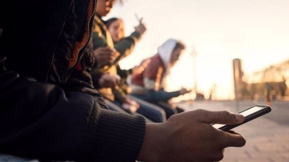 Jóvenes con móvil Jóvenes con móvil