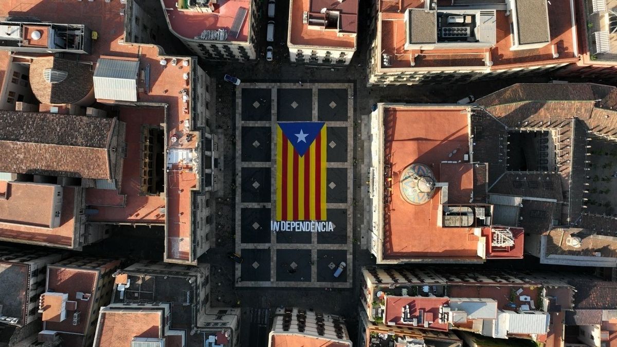 La ANC desplega una estelada en plaça Sant Jaume La ANC desplega una estelada en plaça Sant Jaume