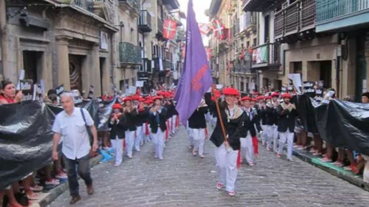 La compañía 'Jaizkibel' en el Alarde de Hondarribia durante otra edición, con plásticos negros como denuncia La compañía 'Jaizkibel' en el Alarde de Hondarribia durante otra edición, con plásticos negros como denuncia