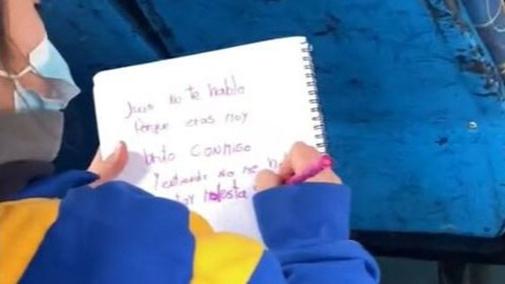 La niña en el bus