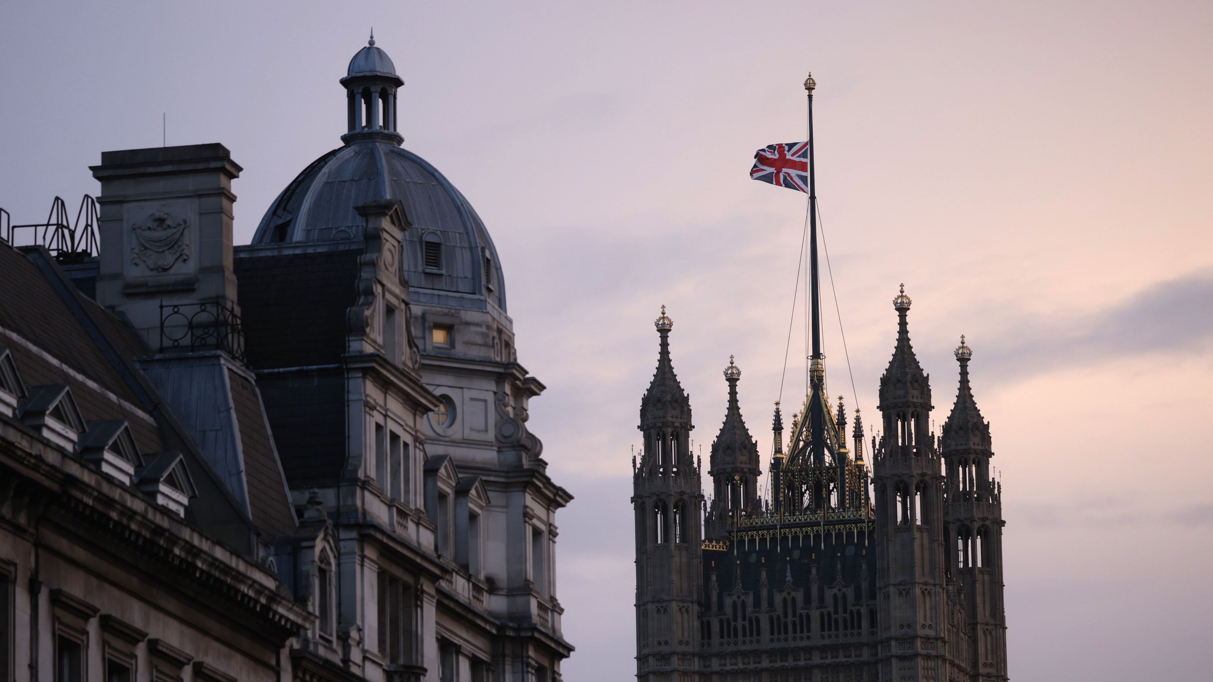 Las banderas de todo Reino Unido ondean a media asta