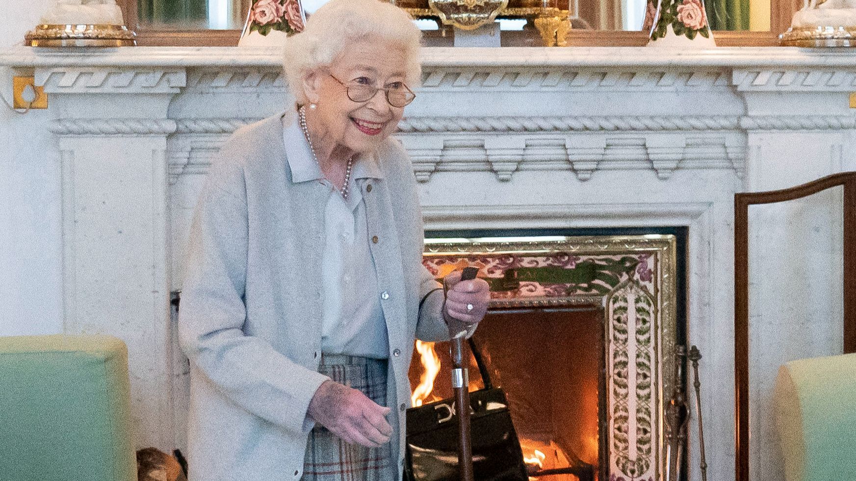 La mancha azul en la mano de la reina Isabel II ya despertó preocupación en su última aparición pública