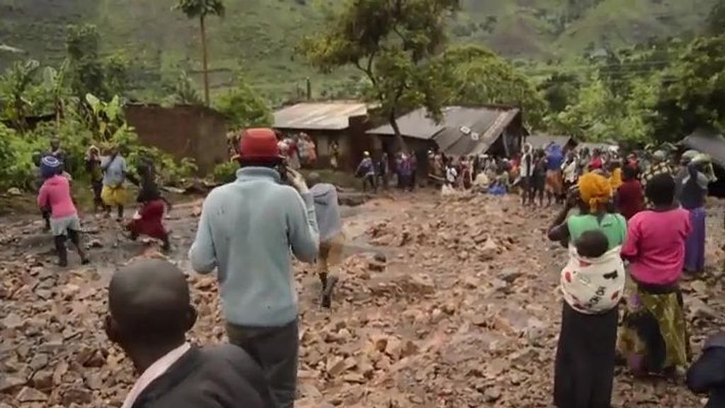 Las trágicas imágenes de los deslizamientos de tierra por las lluvias en Uganda, con 15 muertos