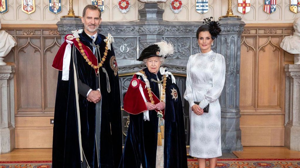 Los reyes de España, con Isabel II, en junio de 2019 tras investidura de don Felipe como caballero de la Muy Noble Orden de la Jarretera