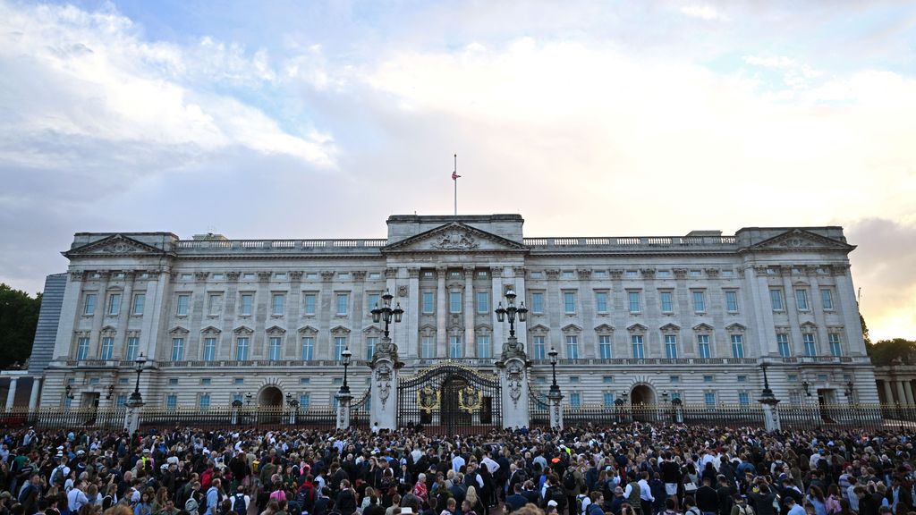 EN IMÁGENES | Dolor y luto en el Palacio de Buckingham por la reina Isabel II