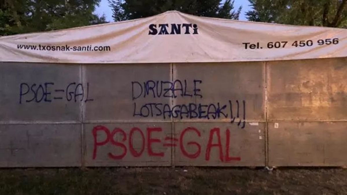 Pintadas en la 'txosna' del PSE Pintadas en la 'txosna' del PSE