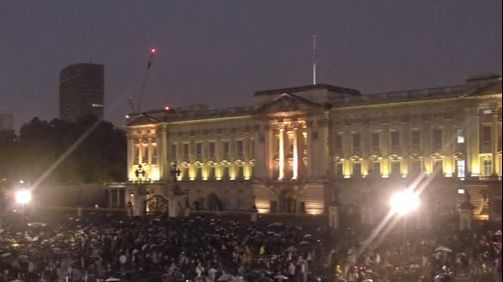 Reino Unido, conmovido, se echa a las calles para llorar a la reina: "Good night, ma'am"