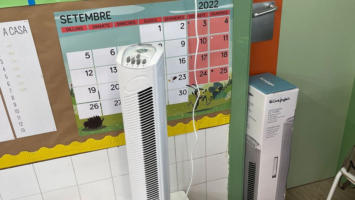 Un ventilador en la Escola Concepció de Barcelona que han llevado los padres Un ventilador en la Escola Concepció de Barcelona que han llevado los padres
