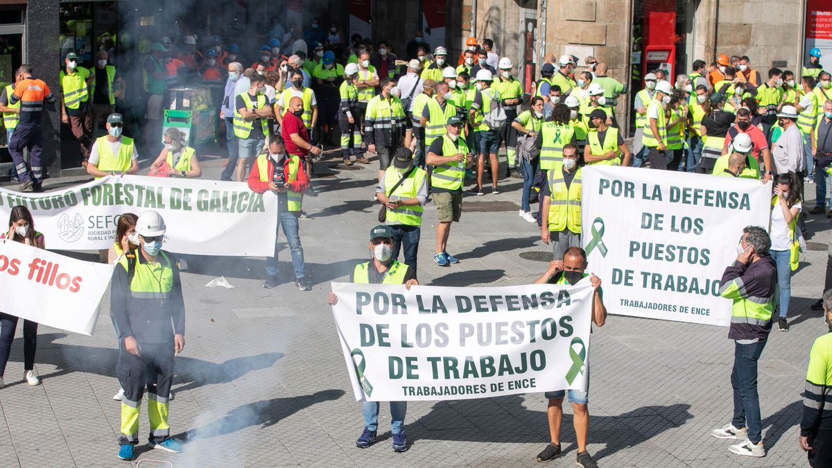 Varios trabajadores de Ence recorren calles de Pontevedra Varios trabajadores de Ence recorren calles de Pontevedra