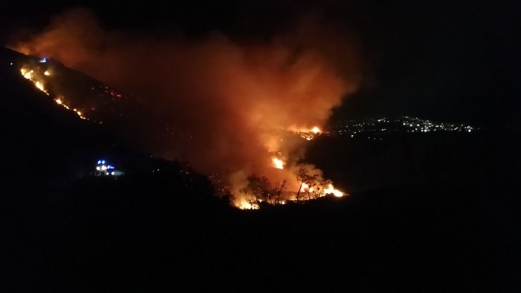 Un incendio calcina gran parte de la superficie forestal de Ceuta junto a la valla con Marruecos