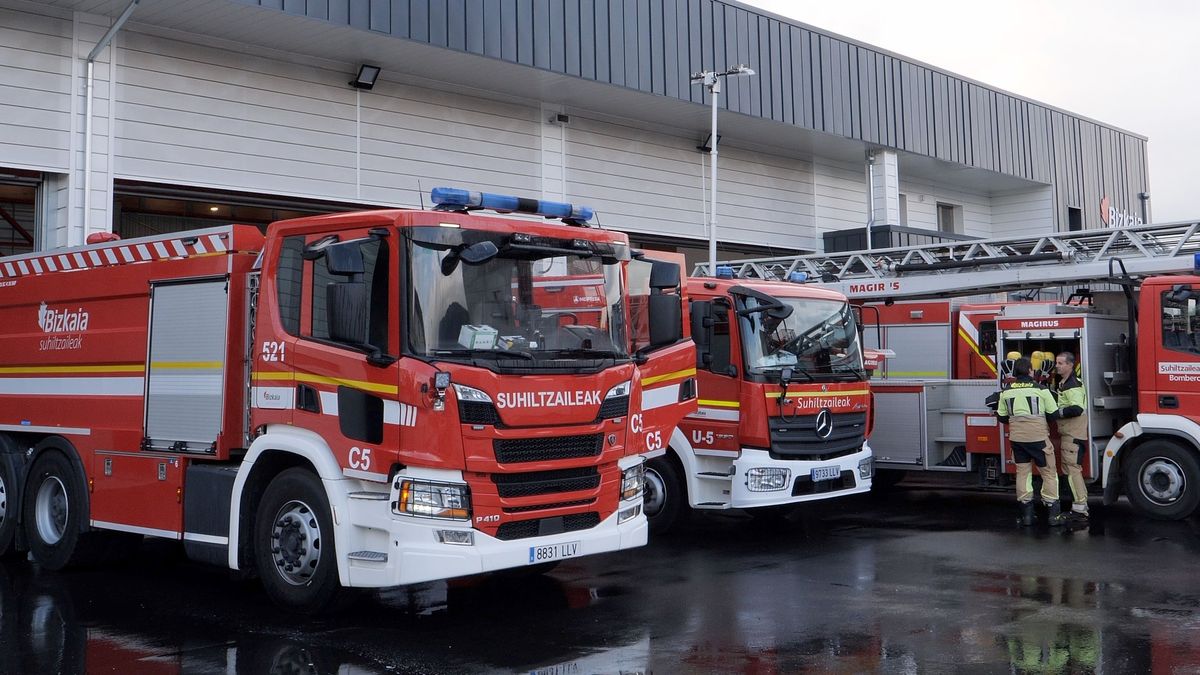 Archivo - Varios camiones de bombero Archivo - Varios camiones de bombero