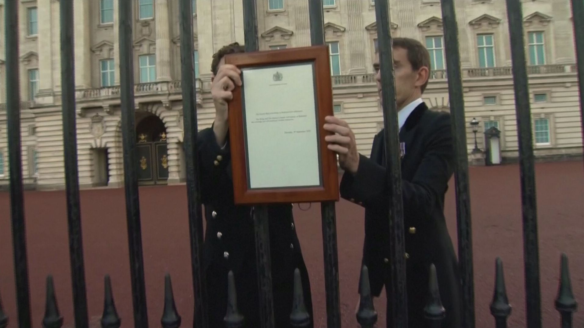 Así se enteraban de la muerte de Isabel II todos los ciudadanos que esperaban a las puertas de Buckingham Palace